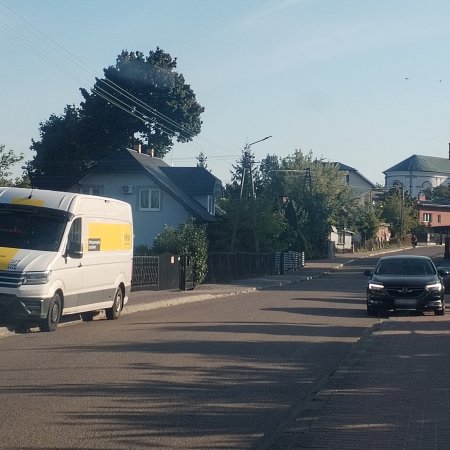 Przy paczkomacie stają na chodniku, zamiast na parkingu. "To uciążliwe"