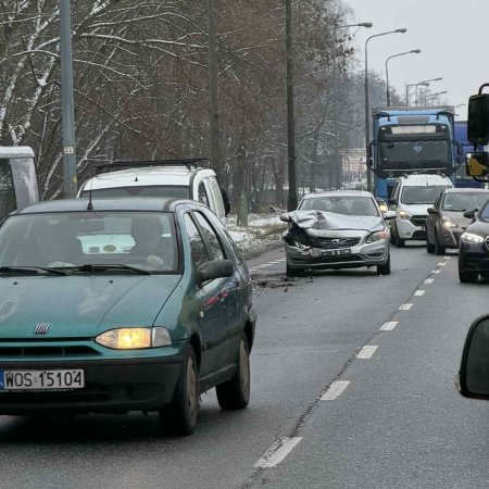 Zderzenie trzech aut w Ostrołęce. Poważne utrudnienia na ulicy Warszawskiej [ZDJĘCIA]