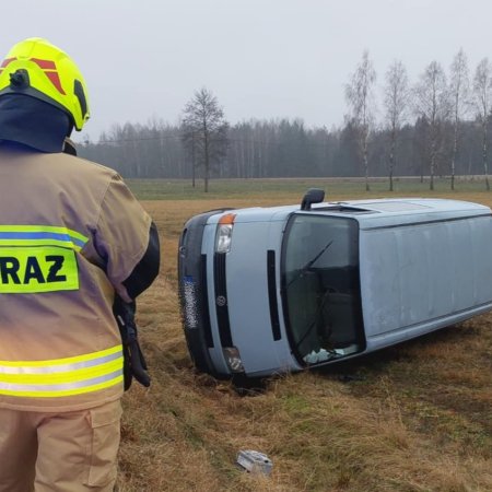 Dachowanie Volkswagena. 23-letni kierowca ukarany [ZDJĘCIA]