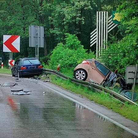 Koszmar na mazowieckiej trasie. Ciężarówka zmiażdżyła dwa auta