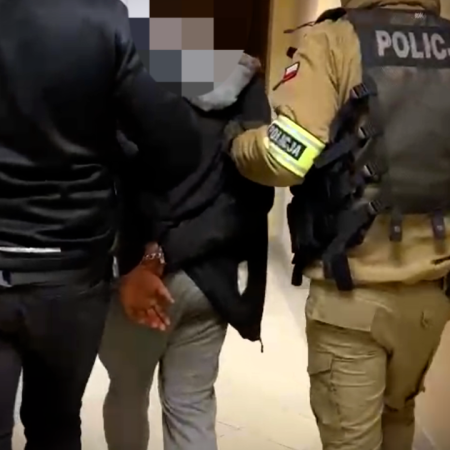 Myślał, że przechytrzy doświadczonych policjantów. "Leżący pasażer" wpadł w ich ręce [WIDEO]