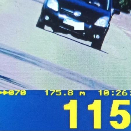 Piracka jazda w terenie zabudowanym – kierowca stracił prawo jazdy