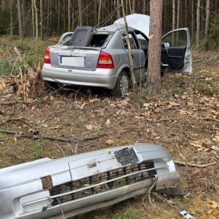 85-letni kierowca dachował oplem na lokalnej drodze. Trafił do szpitala [ZDJĘCIA]