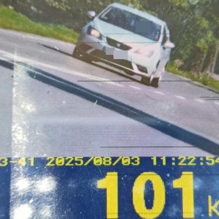 Groźny incydent na krajowej „61” – szybka reakcja policjantów zapobiegła tragedii