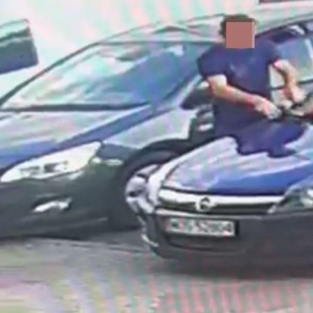 Kto uszkodził zaparkowany pojazd? Policja prosi o pomoc [ZDJĘCIA]