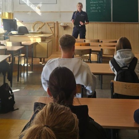 Młodzież z Ostrołęki poznaje służbę policyjną. Ruszyły zajęcia w klasach o profilu mundurowym