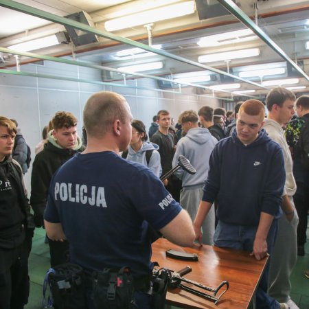 Policjanci z Ostrołęki otworzyli drzwi dla kandydatów do służby. Dzień otwarty KMP przyciągnął młodzież [WIDEO, ZDJĘCIA]