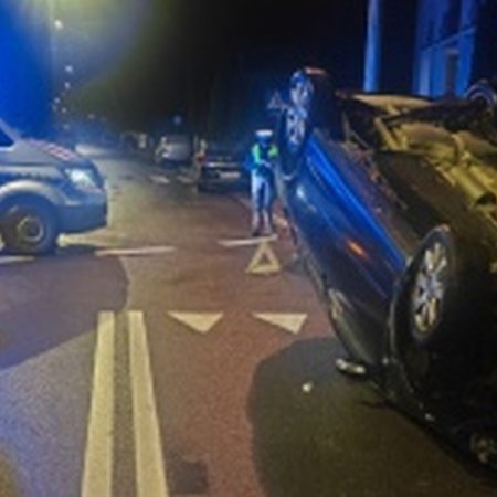 Groźna kolizja na osiedlu Stacja. Auto uderzyło w płot i dachowało