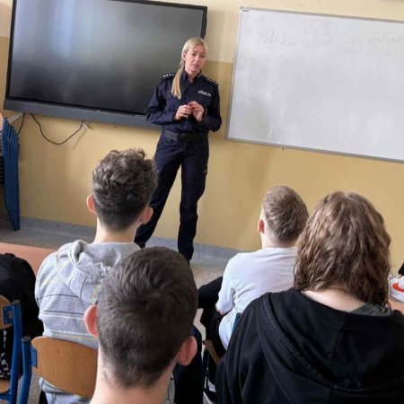 Lekcja bezpieczeństwa w Borawem. Policja z Ostrołęki edukuje młodzież o hejcie i agresji