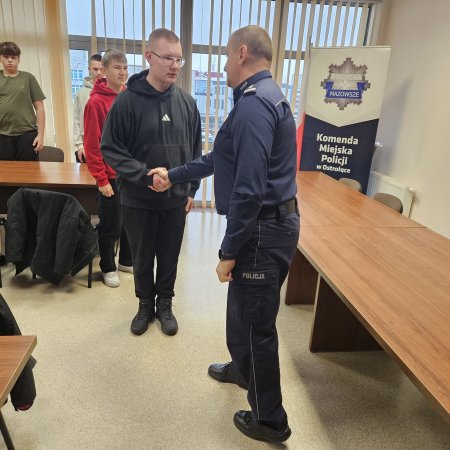 Od ławki szkolnej do munduru. Ostrołęccy policjanci otwierają drzwi do kariery dla klas mundurowych [ZDJĘCIA]