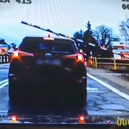 Igrał z losem na przejeździe kolejowym! Za to, co zrobił, zapłaci wysoki manadat