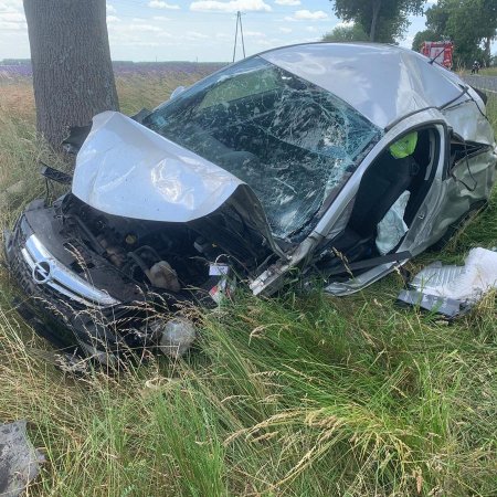 Auto zjechało z drogi i uderzyło w drzewo. Kierująca nie przeżyła wypadku
