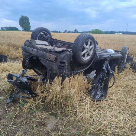 Młody kierowca w szpitalu. Toyota dachowała po uderzeniu w drzewo