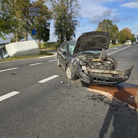 84-latek nie ustąpił pierwszeństwa. Poważne skutki zderzenia. Obaj kierowcy w szpitalu