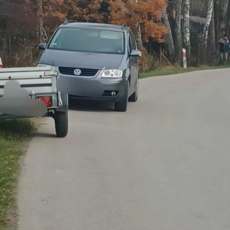 Groźny wypadek. Mężczyźni ranni po uderzeniu linką rozciągniętą w poprzek drogi publicznej [ZDJĘCIA]