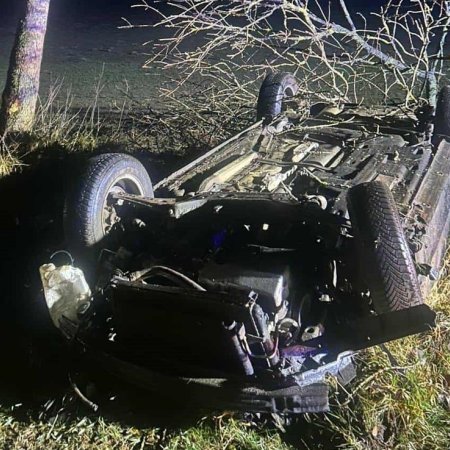 Dachowanie na prostym odcinku drogi. Dwie osoby ranne