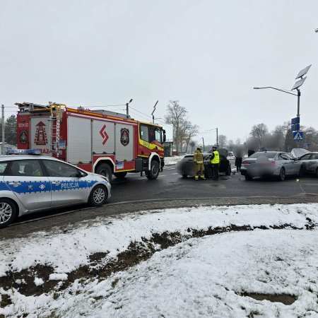 Chciał uniknąć zderzenia, uderzył w inne auto. Dwie ofiary groźnego wypadku na “krajówce” [ZDJĘCIA]