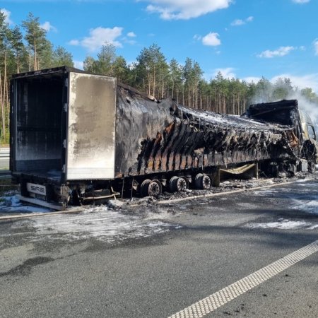 Pożar ciężarówki sparaliżował drogę S-61. Służby pracowały do pierwszej w nocy