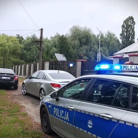 Nietrzeźwy kierowca uderzył w auto policjanta i próbował uciec. Bezskutecznie