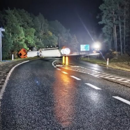 Siedmiogodzinny paraliż na “krajówce”. Ciężarówka z groźną cieczą wypadła z drogi [ZDJĘCIA]