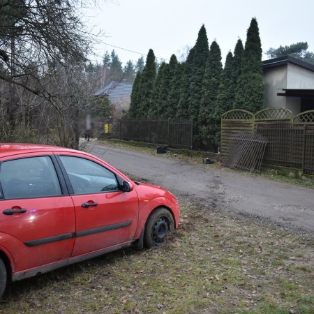 Pijany 19-latek wjechał w ogrodzenie. Wymyślił "niewidzialnego kierowcę" [ZDJĘCIA]