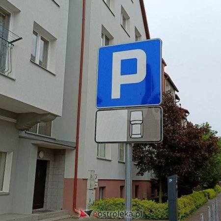 "Sytuacja absurdalna". Płacą za parking, a inni stają za darmo. Mieszkańcy mają dość