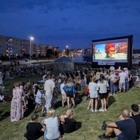 Odkryj magię kina pod gwiazdami na największym ekranie w regionie!