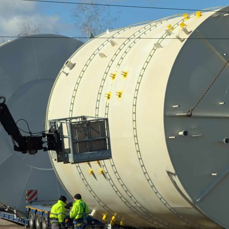 Trwa transport gigantycznych zbiorników na wodę do elektrowni w Ostrołęce [WIDEO, ZDJĘCIA]