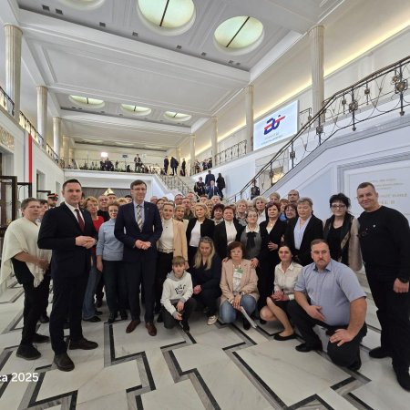 Zwiedzili Sejm na zaproszenie posła z Ostrołęki. Powitał ich sam marszałek [WIDEO]