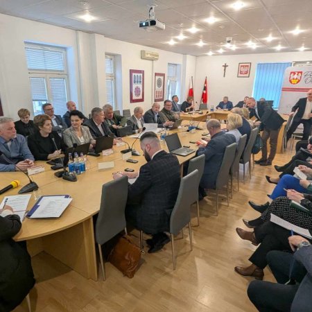 Sesja Rady Powiatu w Ostrołęce – ważne decyzje dla mieszkańców [ZDJĘCIA]