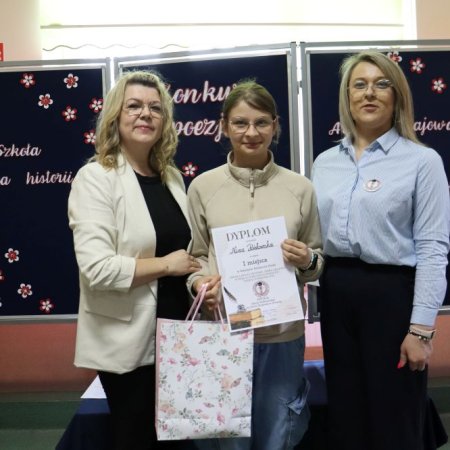 Młodzi poeci uczcili jubileusz szkoły i pamięć o Armii Krajowej