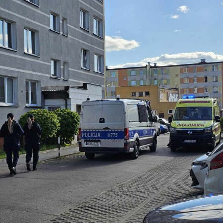 Pilna akcja służb ratunkowych w Ostrołęce. Co wydarzyło się w jednym z wieżowców przy Sienkiewicza? [ZDJĘCIA]