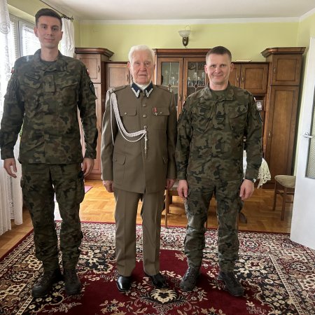 Wzruszająca wizyta u kombatanta. Żołnierze WCR Ostrołęka docenili majora
