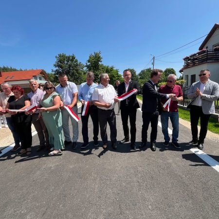 Uroczyste otwarcie przebudowanych dróg. Poseł Popielarz: "To realnie poprawia jakość życia"