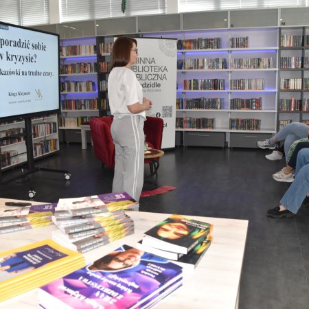 Siła kobiet w trudnych czasach – warsztaty w bibliotece w Kadzidle [ZDJĘCIA]