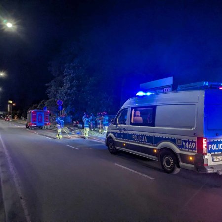 Wieczorna kolizja w Ostrołęce – trzy auta, wyciek płynów i akcja straży pożarnej [ZDJĘCIA]