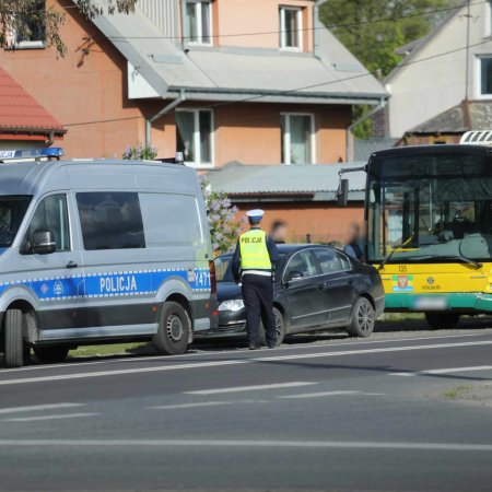 Kolizja autobusu miejskiego z osobówką w Ostrołęce [ZDJĘCIA]