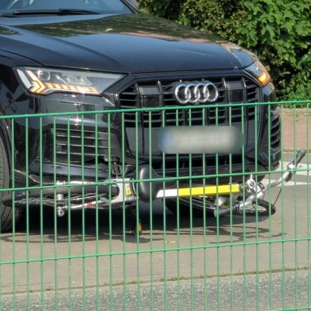 Wypadek w piątkowy poranek. Jednoślad wbił się w samochód [ZDJĘCIA]