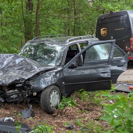 Wąska droga, duży problem. Kolizja busa i osobówki w Ławach [ZDJĘCIA]