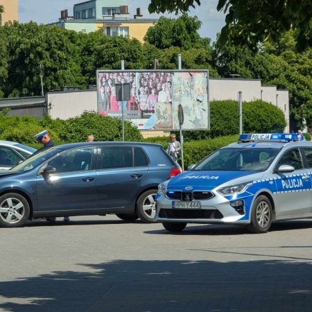 Kolizja w centrum Ostrołęki. Niebezpieczne skrzyżowanie znów daje o sobie znać [ZDJĘCIA]