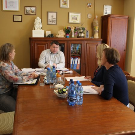 Ostrołęcki ratusz szuka inspiracji w Łomży. Delegacja analizuje model Centrum Usług Społecznych