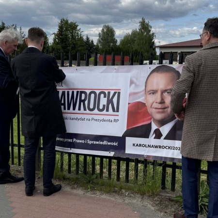 Mariusz Błaszczak wspiera kampanię Karola Nawrockiego w Ostrołęce. Rozwieszał banery