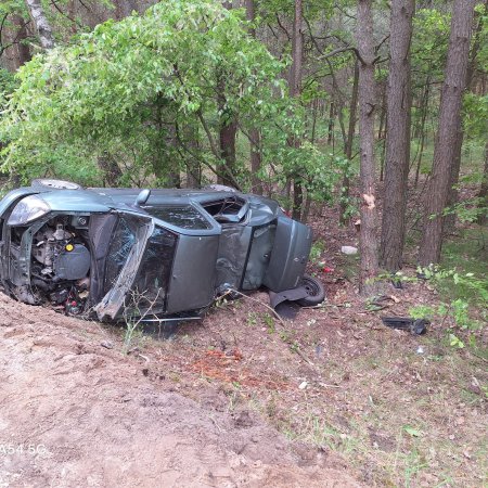 Groźny wypadek pod Baranowem – auto dachowało