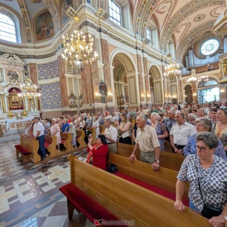 Historyczny moment dla parafii. Powitano nie tylko nowego proboszcza