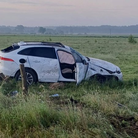Poranny wypadek w gminie Kadzidło: auto dachowało i zatrzymało się na polu [ZDJĘCIA]