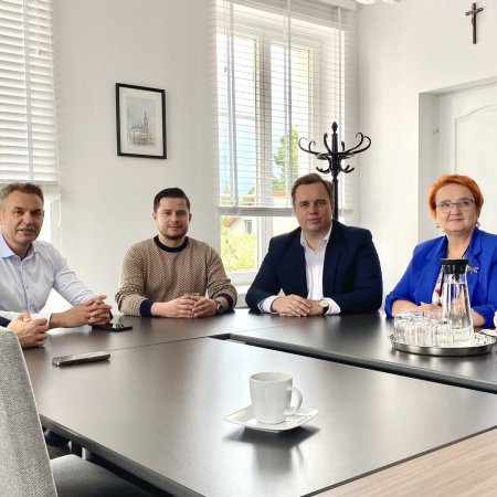 Gwiazdy telewizji odwiedziły Ostrołękę! Niezwykłe spotkanie w ratuszu