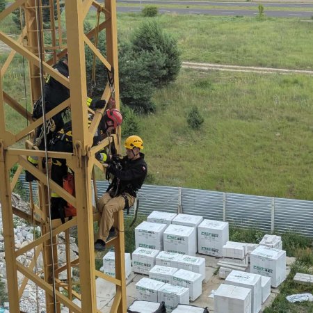 Strażacy z Ostrołęki ćwiczyli akcje ratunkowe na wysokości – trening na żurawiu budowlanym [WIDEO, ZDJĘCIA]