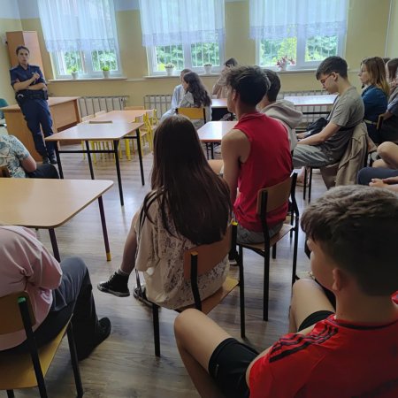 Policjantka z Ostrołęki edukowała uczniów w Jazgarce. Bezpieczeństwo to priorytet