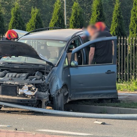 Niebezpieczne zdarzenie na drodze wojewódzkiej. Interweniowały służby ratunkowe [WIDEO, ZDJĘCIA]
