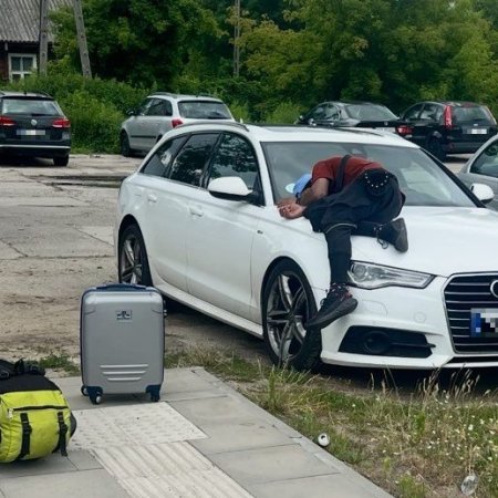 Leżał na masce auta przy dworcu. Policja zatrzymała obcokrajowca